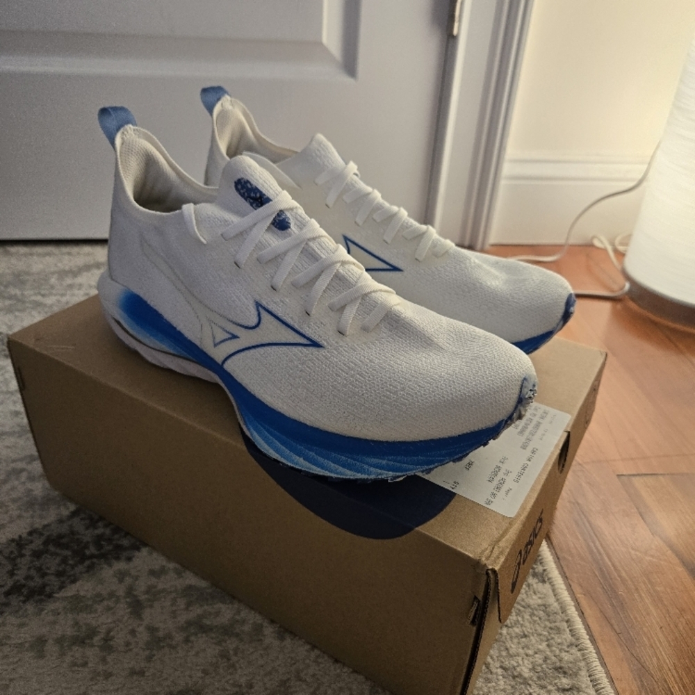 Mizuno Men's White and Blue Running Shoes